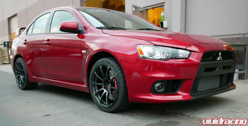 With a 29mm offset the multispoke wheels give the EVO X red a good contrast