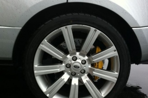 Range Rover Running Brembo Brakes