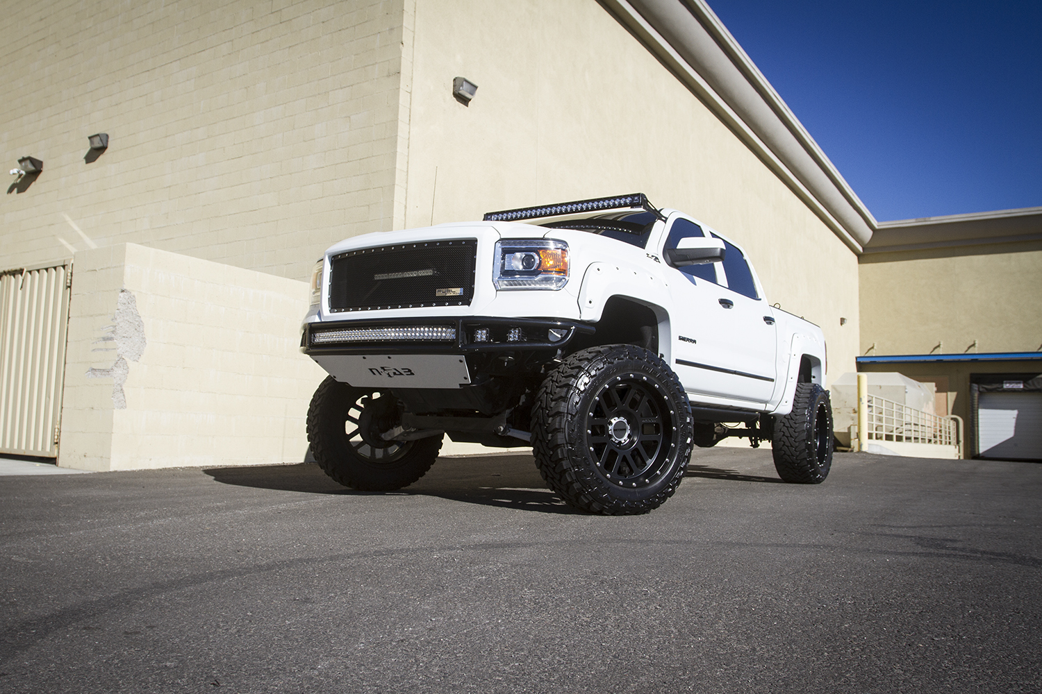 12.15.17_White_Sierra_MR606_Matte_Black_1500px