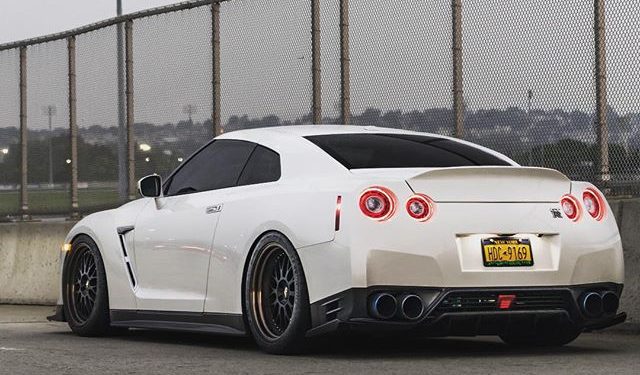 2013 Nissan GTR Vivid Racing modifications