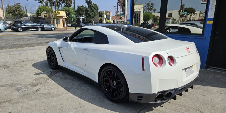 2015 Nissan GTR Vivid Racing modifications
