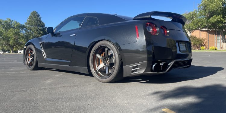 2015 Nissan GTR Vivid Racing modifications