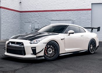 2019 Nissan GTR Vivid Racing modifications