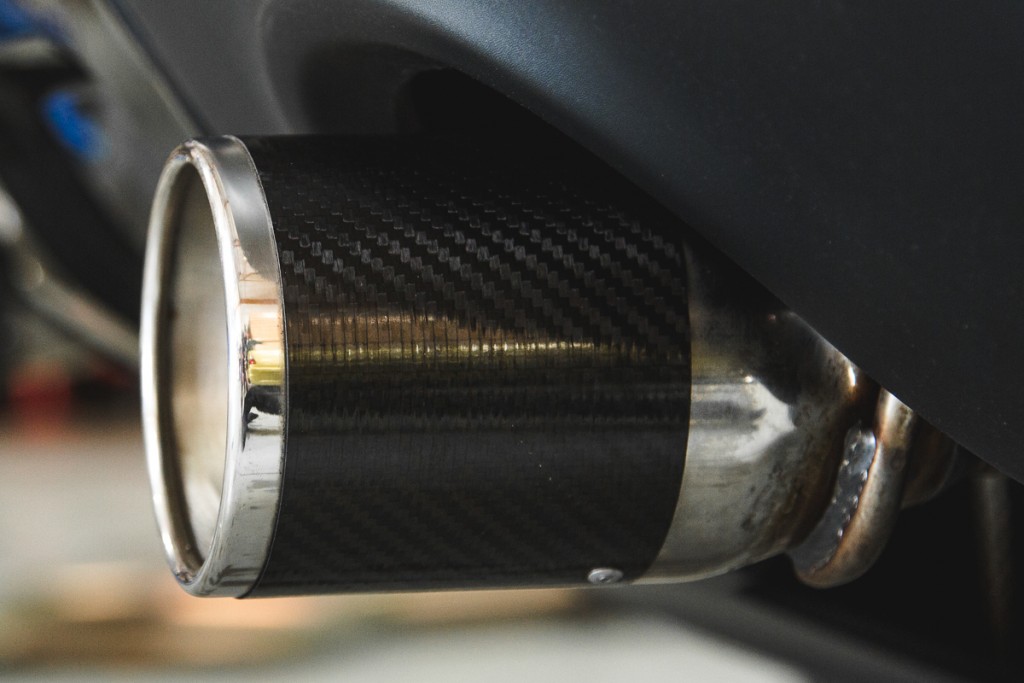 Quick SIlver Sport Exhaust on Range Rover Sport Carbon Fiber Exhaust Tips 