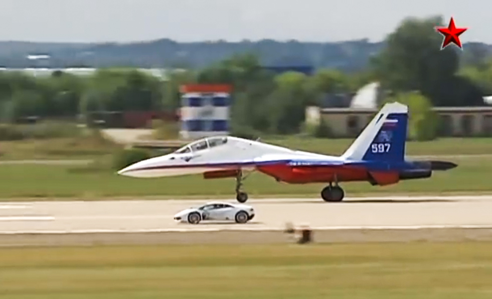 Not your typical Drag Race… Lamborghini Huracán takes on the SU-27 Flanker Fighter Jet!