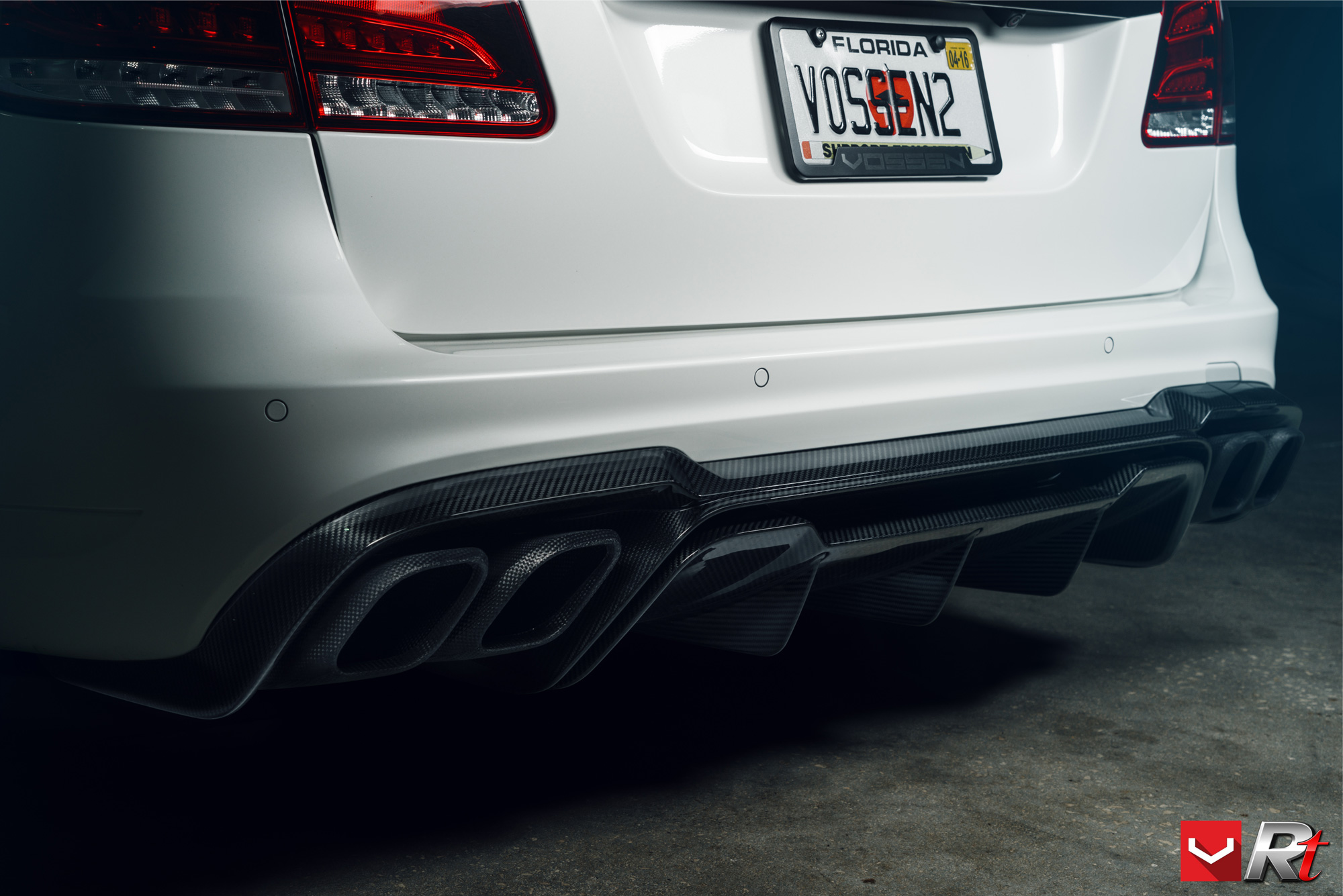 renntech_carbon_fiber_diffuser_212_e_63_wagon_002