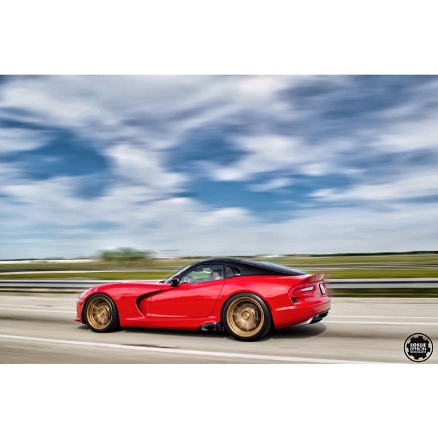 SRT Viper Rips Through the Gears – Video Inside